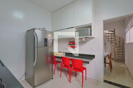 Casa à venda com 300m², 4 quartos e 3 vagas Casa à venda com 300m², 4 quartos e 3 vagasCozinha