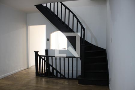 Casa para alugar com 174m², 3 quartos e sem vagaEscada - Piso Superior e Inferior