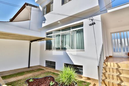 Casa à venda com 210m², 3 quartos e 4 vagas Casa à venda com 210m², 3 quartos e 4 vagasEntrada