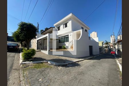 Casa à venda com 210m², 3 quartos e 4 vagas Casa à venda com 210m², 3 quartos e 4 vagasFachada