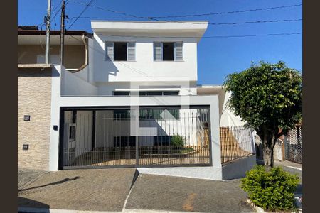 Casa à venda com 210m², 3 quartos e 4 vagas Casa à venda com 210m², 3 quartos e 4 vagasFachada