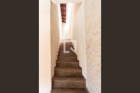 Casa à venda com 180m², 3 quartos e 3 vagas Casa à venda com 180m², 3 quartos e 3 vagasEscada para casa 2