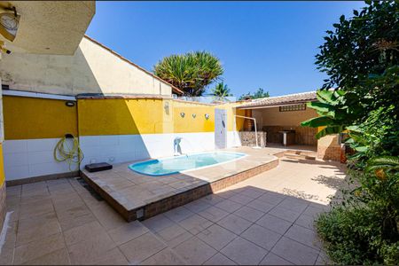 fundos  de casa à venda com 3 quartos, 165m² em Serra Grande, Niterói