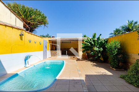 fundos  de casa à venda com 3 quartos, 165m² em Serra Grande, Niterói