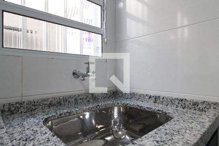 Sala/Cozinha e Área de Serviço de apartamento para alugar com 2 quartos, 42m² em Vila Talarico, São Paulo