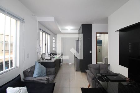 Sala/Cozinha e Área de Serviço de apartamento para alugar com 2 quartos, 42m² em Vila Talarico, São Paulo
