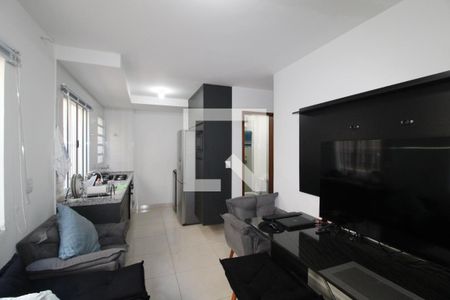 Sala/Cozinha e Área de Serviço de apartamento para alugar com 2 quartos, 42m² em Vila Talarico, São Paulo