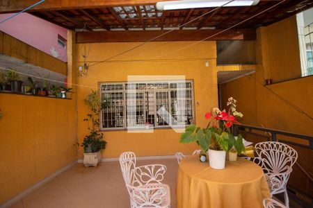 Casa à venda com 210m², 3 quartos e 3 vagas Casa à venda com 210m², 3 quartos e 3 vagasVaranda