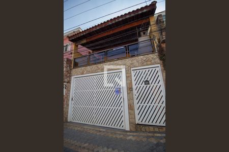 Casa à venda com 210m², 3 quartos e 3 vagas Casa à venda com 210m², 3 quartos e 3 vagasFachada