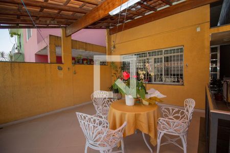 Casa à venda com 210m², 3 quartos e 3 vagas Casa à venda com 210m², 3 quartos e 3 vagasVaranda