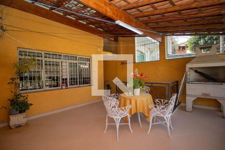 Casa à venda com 210m², 3 quartos e 3 vagas Casa à venda com 210m², 3 quartos e 3 vagasVaranda