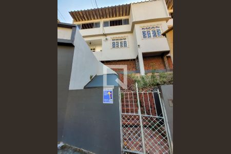 Casa de condomínio para alugar com 320m², 4 quartos e 2 vagas Casa de condomínio para alugar com 320m², 4 quartos e 2 vagasFachada do imóvel com Placa QuintoAndar