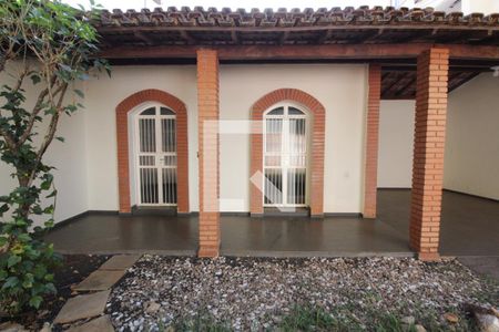 Casa para alugar com 375m², 6 quartos e 3 vagasFachada