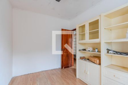 Casa à venda com 325m², 5 quartos e 2 vagas Casa à venda com 325m², 5 quartos e 2 vagasQuarto 4