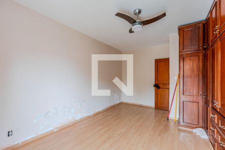 Casa à venda com 325m², 5 quartos e 2 vagas Casa à venda com 325m², 5 quartos e 2 vagasQuarto 5