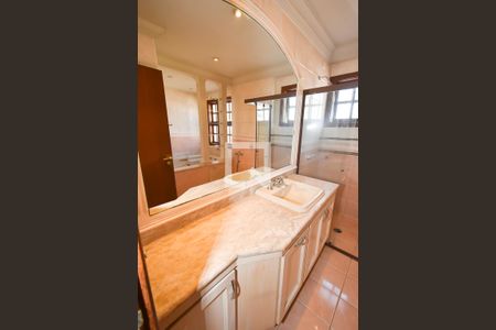 Casa à venda com 220m², 3 quartos e 4 vagasBanheiro da Suíte