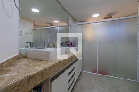 Apartamento à venda com 332m², 4 quartos e 3 vagasBanheiro da Suíte 1