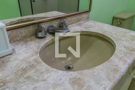 Apartamento à venda com 332m², 4 quartos e 3 vagasBanheiro da Suíte 2