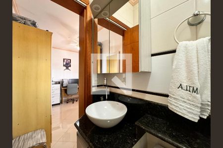 Casa à venda com 270m², 3 quartos e 2 vagasBanheiro suíte 3