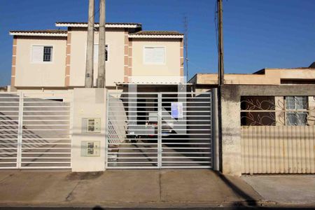 Casa para alugar com 71m², 2 quartos e 2 vagasFachada