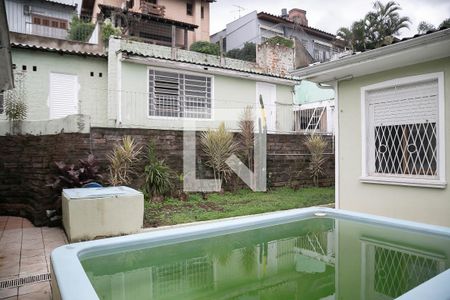 Casa à venda com 380m², 5 quartos e 6 vagas Casa à venda com 380m², 5 quartos e 6 vagasÁrea comum - Piscina