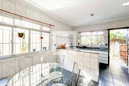 Casa à venda com 251m², 3 quartos e 4 vagas Casa à venda com 251m², 3 quartos e 4 vagasCozinha