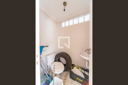 Casa à venda com 395m², 3 quartos e 4 vagasBanheiro da garagem