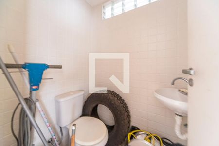 Casa à venda com 395m², 3 quartos e 4 vagasBanheiro da garagem