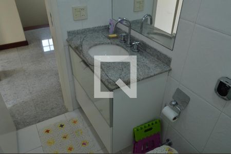Casa de condomínio à venda com 150m², 3 quartos e 4 vagasBanheiro