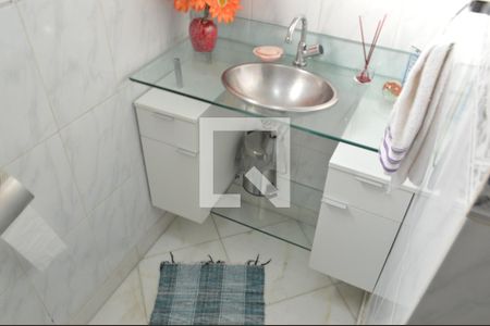 Casa de condomínio à venda com 150m², 3 quartos e 4 vagasLavabo