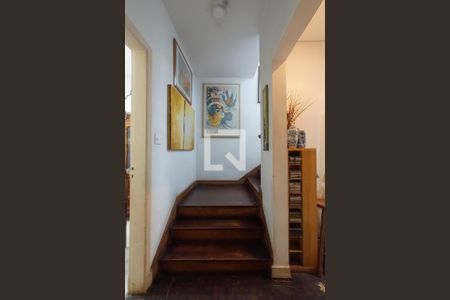 Casa à venda com 322m², 4 quartos e 3 vagasEscada