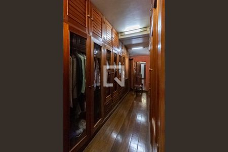 Casa para alugar com 640m², 4 quartos e 6 vagas Casa para alugar com 640m², 4 quartos e 6 vagasCloset da suíte 2 - Master