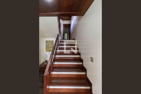 Casa para alugar com 640m², 4 quartos e 6 vagas Casa para alugar com 640m², 4 quartos e 6 vagasEscada