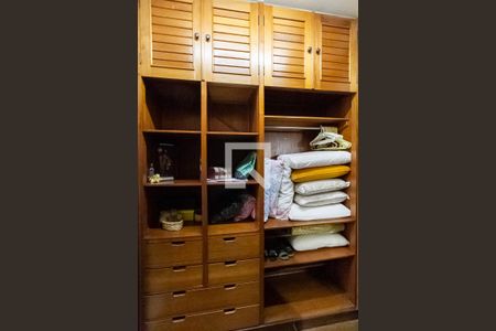 Casa para alugar com 640m², 4 quartos e 6 vagas Casa para alugar com 640m², 4 quartos e 6 vagasCloset da suíte 1