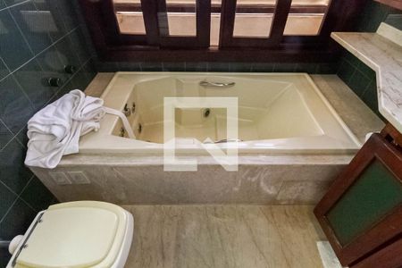 Casa para alugar com 640m², 4 quartos e 6 vagas Casa para alugar com 640m², 4 quartos e 6 vagasBanheiro da suíte 2 - Master