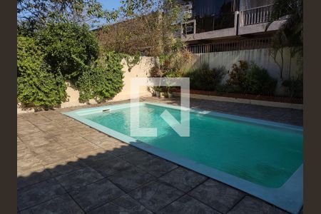 Casa à venda com 303m², 5 quartos e 3 vagas Casa à venda com 303m², 5 quartos e 3 vagasPiscina