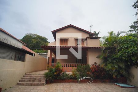 Casa à venda com 303m², 5 quartos e 3 vagas Casa à venda com 303m², 5 quartos e 3 vagasÁrea externa