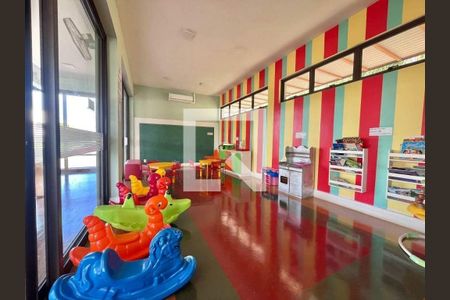 Casa de condomínio à venda com 325m², 3 quartos e 4 vagas