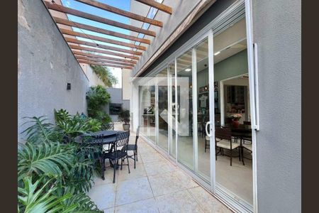 Casa de condomínio à venda com 325m², 3 quartos e 4 vagas