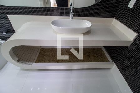 Casa de condomínio para alugar com 352m², 3 quartos e 4 vagasBanheiro da Suíte 3