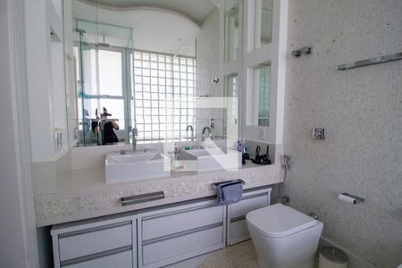 Casa de condomínio para alugar com 352m², 3 quartos e 4 vagasBanheiro da Suíte 1