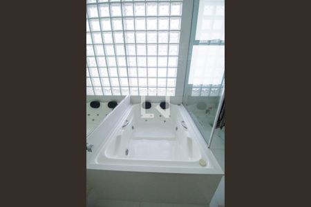 Casa de condomínio para alugar com 352m², 3 quartos e 4 vagasBanheiro da Suíte 1