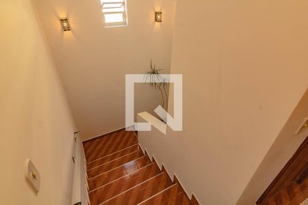 Casa à venda com 300m², 3 quartos e 3 vagas Casa à venda com 300m², 3 quartos e 3 vagasEscada
