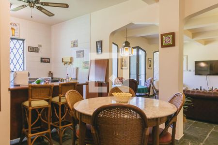 Casa de condomínio para alugar com 580m², 6 quartos e 4 vagasSala de jantar térreo