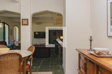 Casa de condomínio para alugar com 580m², 6 quartos e 4 vagasSala de jantar térreo