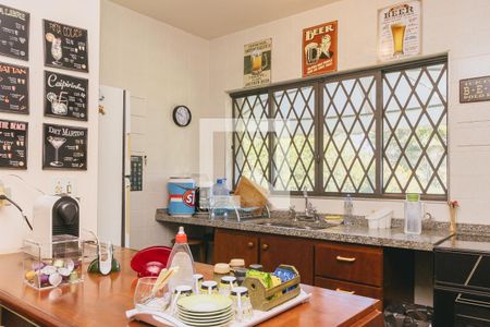 Casa de condomínio para alugar com 580m², 6 quartos e 4 vagasCozinha térreo