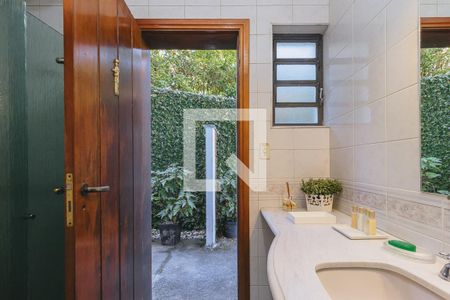 Casa de condomínio para alugar com 580m², 6 quartos e 4 vagasBanheiro masculino piscina