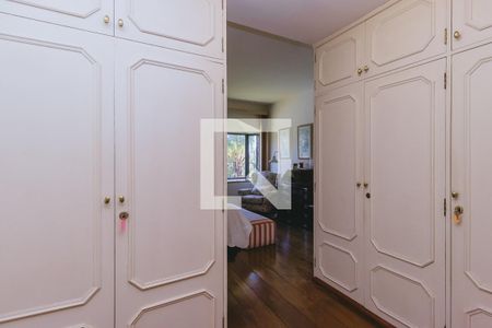 Casa de condomínio para alugar com 580m², 6 quartos e 4 vagasSuíte 3