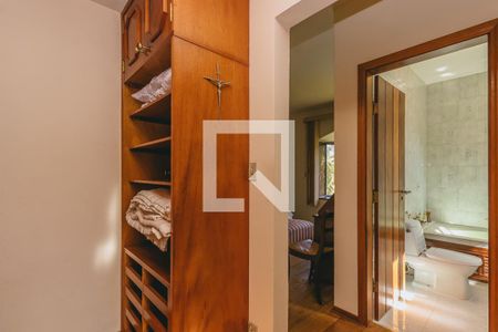 Casa de condomínio para alugar com 580m², 6 quartos e 4 vagasSuíte 3