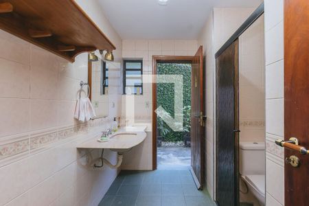 Casa de condomínio para alugar com 580m², 6 quartos e 4 vagasBanheiro feminino piscina